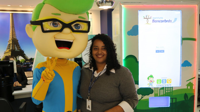 Mascote BancorEco e colaboradora Bancorbrás em Ação do Dia Mundial do Meio Ambiente