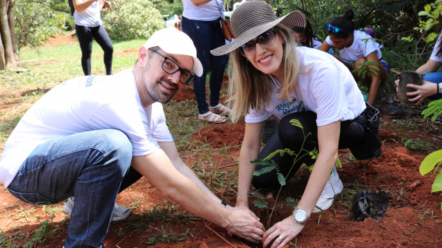 Colaboradores Bancorbrás em ação de plantio de mudas no Jardim Botânico de Brasília