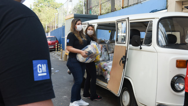 Doação de cestas de necessidades essenciais para Heliópolis